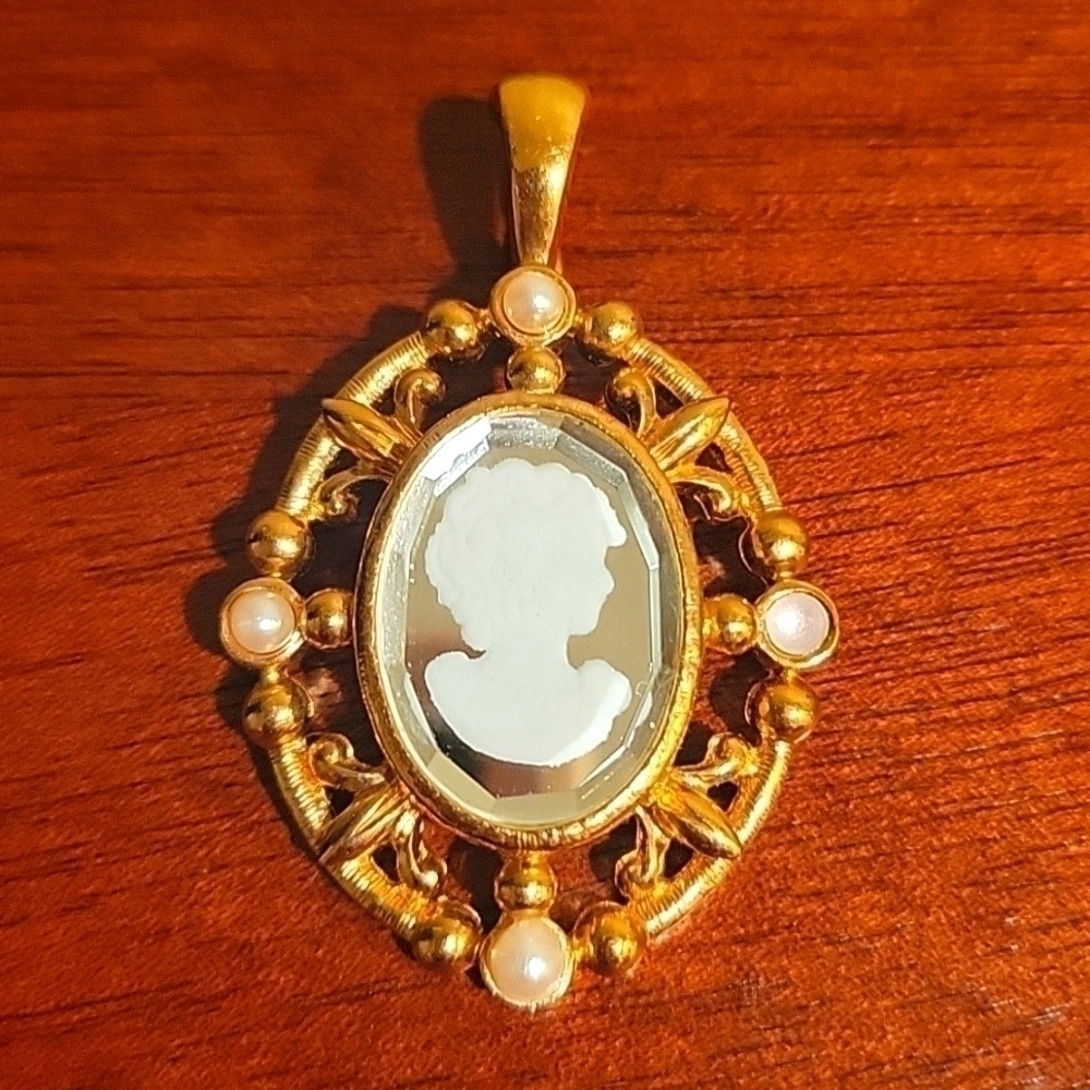 CAMEO CHARM Vintage Mirror Back with Pearls Gold 1960's unmarked
